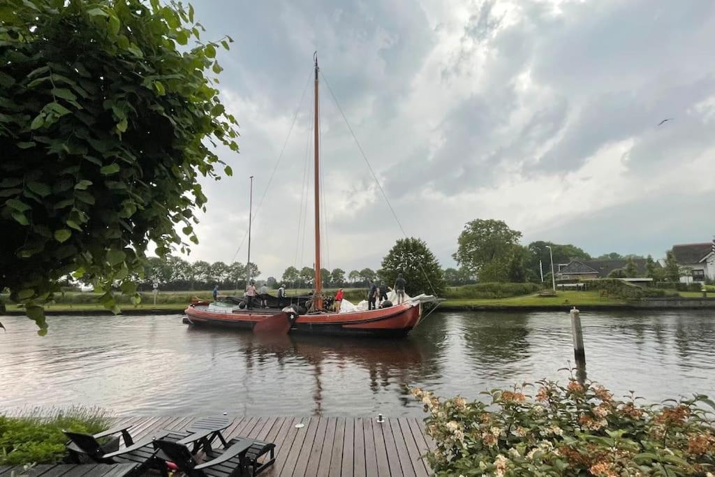 Puur Eastermar - Monumentaal, Authentiek En Luxe Koetshuis Aan Open Vaarwater Met Jacuzzi En Sauna Oostermeer Εξωτερικό φωτογραφία