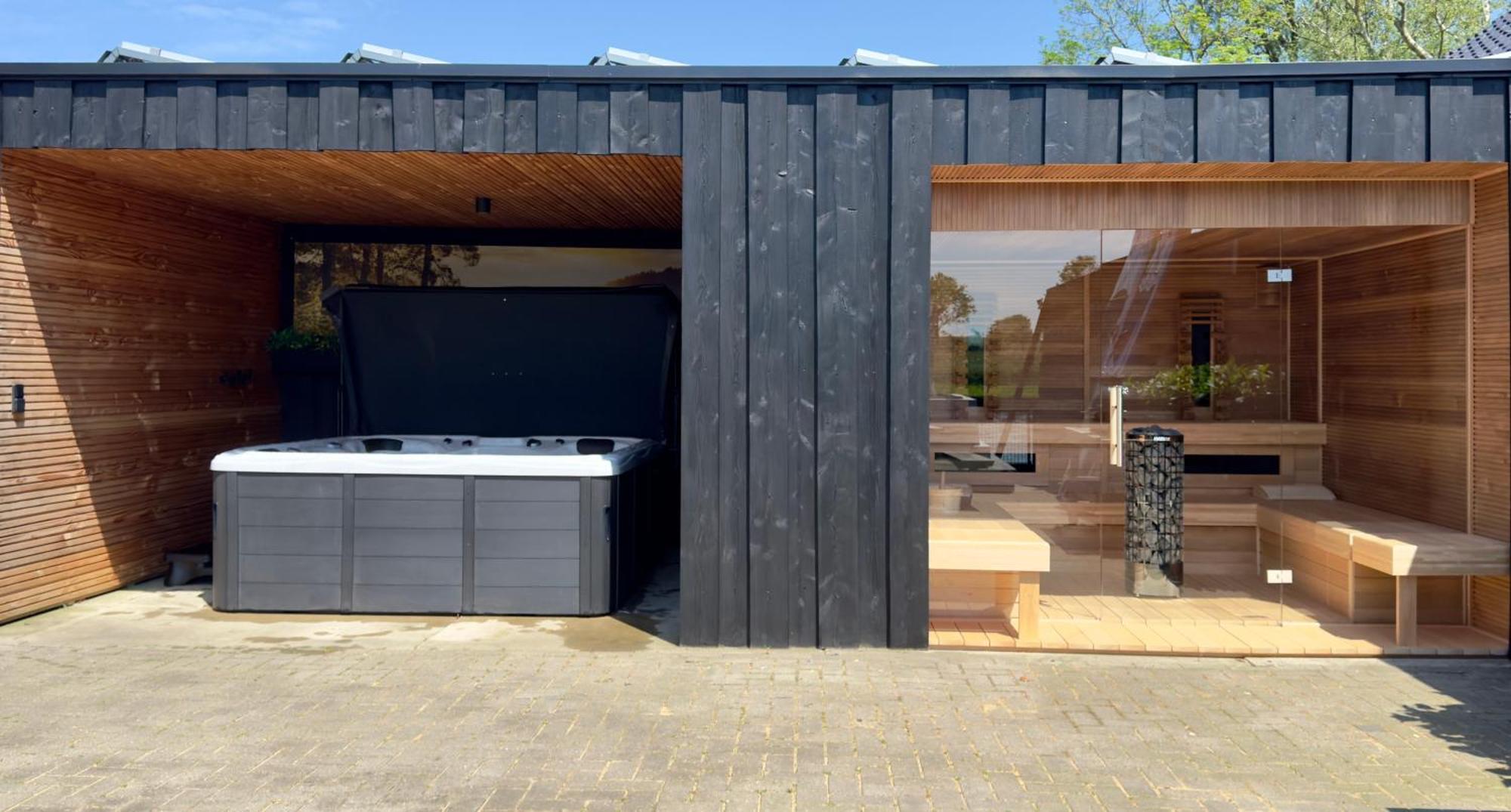 Puur Eastermar - Monumentaal, Authentiek En Luxe Koetshuis Aan Open Vaarwater Met Jacuzzi En Sauna Oostermeer Εξωτερικό φωτογραφία